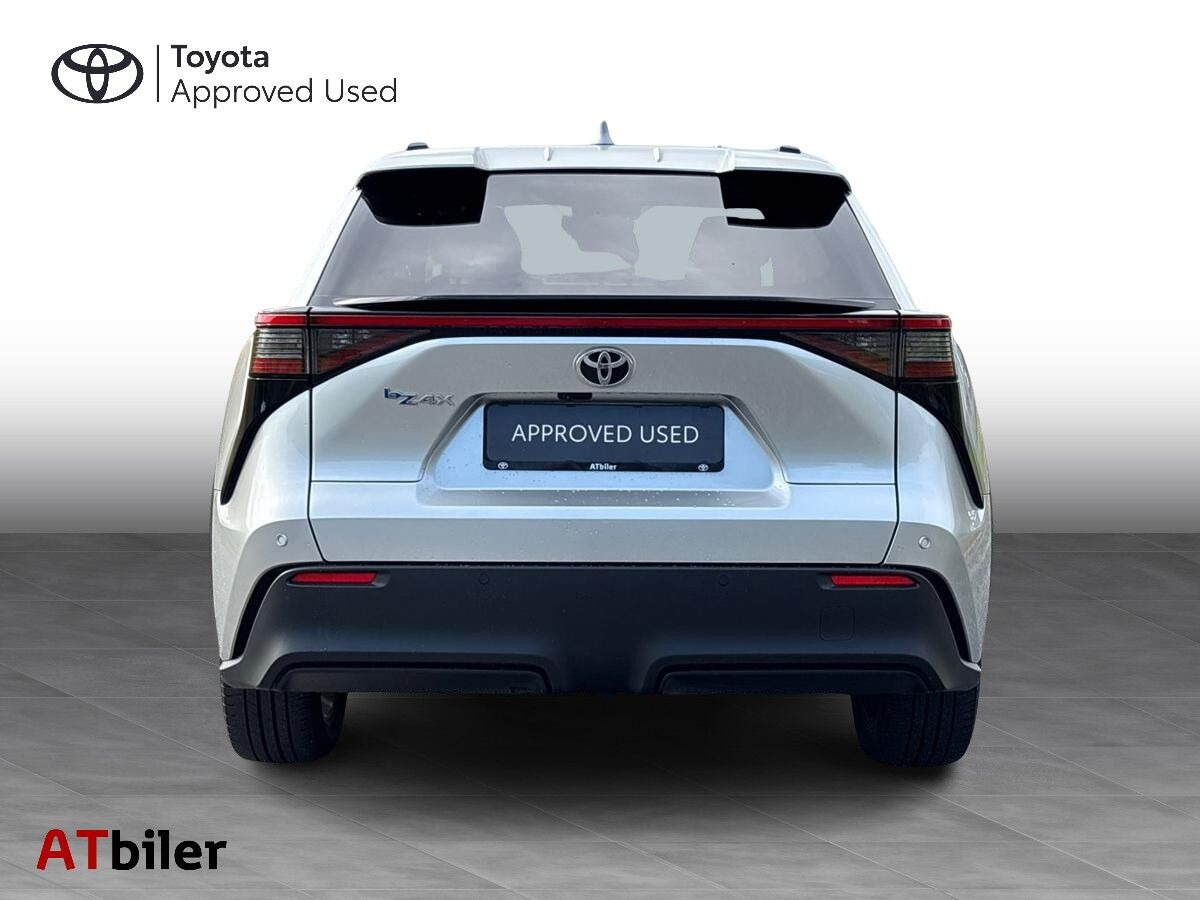 Sølv Toyota BZ4X fra 2023