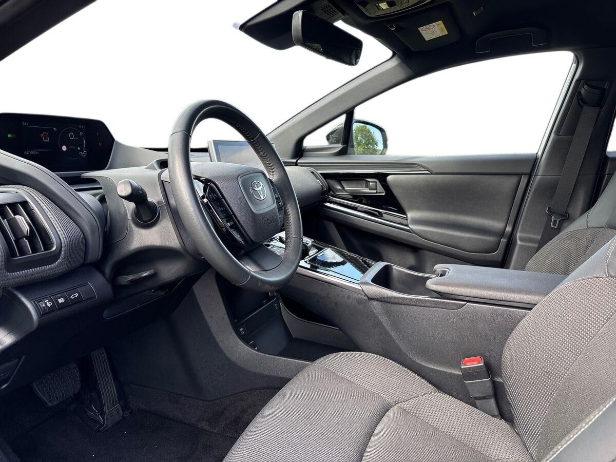 Sølv Toyota BZ4X fra 2023
