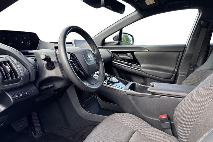 Sølv Toyota BZ4X fra 2023