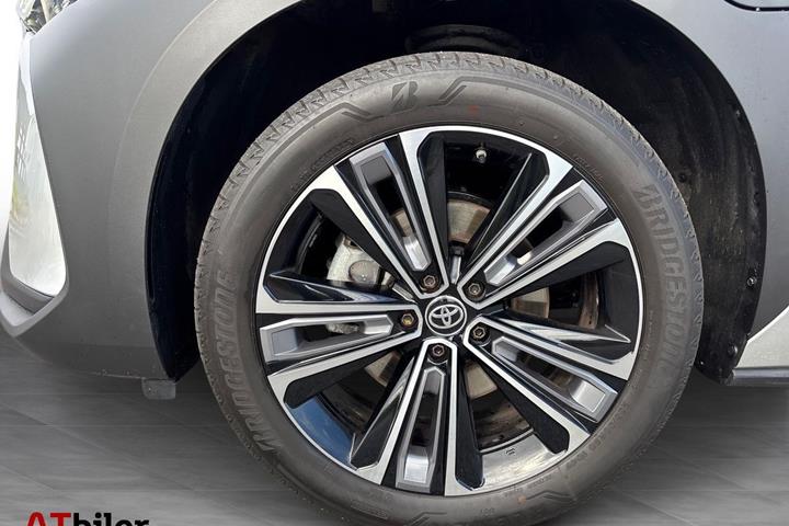Sølv Toyota BZ4X fra 2023