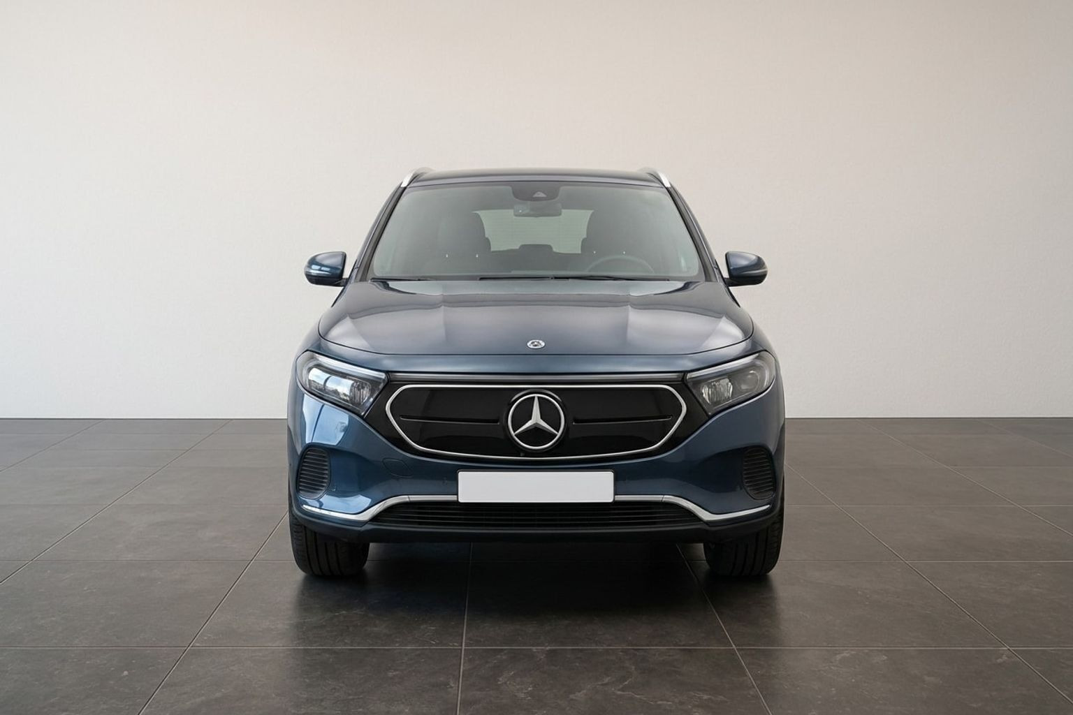 Blå Mercedes EQA 250 fra 2022