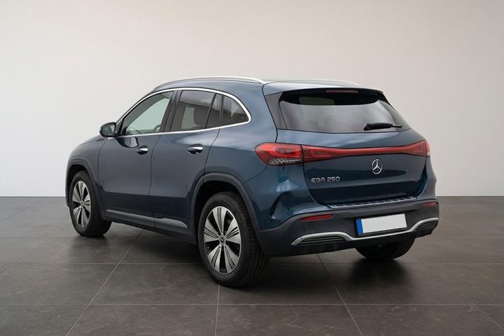Blå Mercedes EQA 250 fra 2022