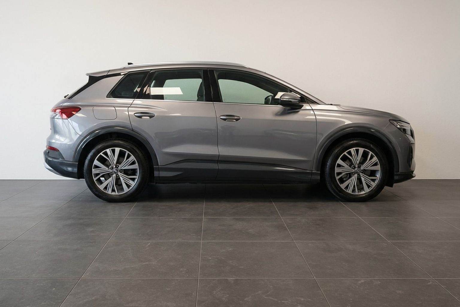 Grå Audi Q4 fra 2021
