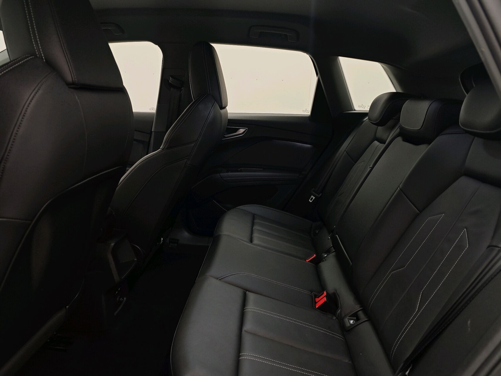 Blå Audi Q4 fra 2022