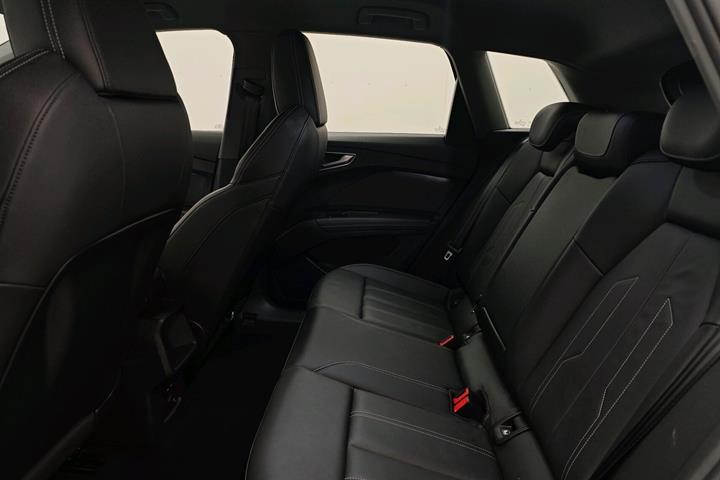 Blå Audi Q4 fra 2022