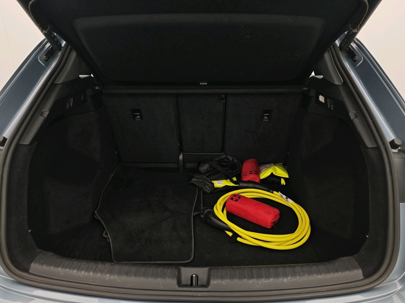 Blå Audi Q4 fra 2022