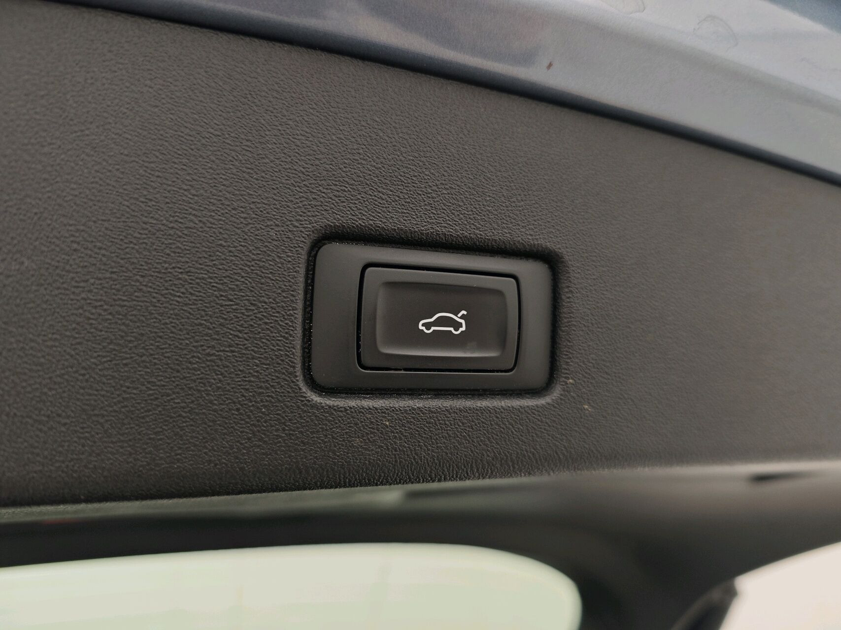 Blå Audi Q4 fra 2022