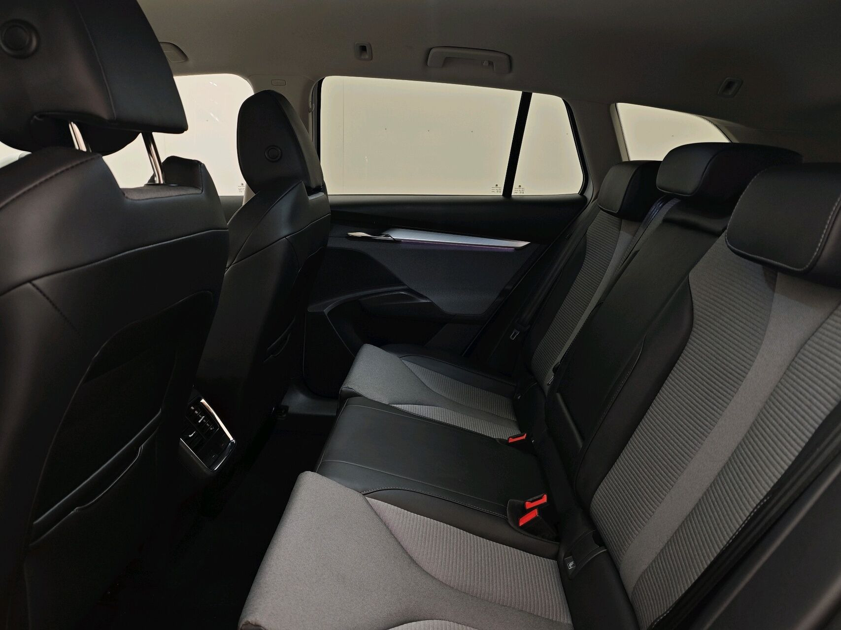 Hvid Skoda Enyaq fra 2023