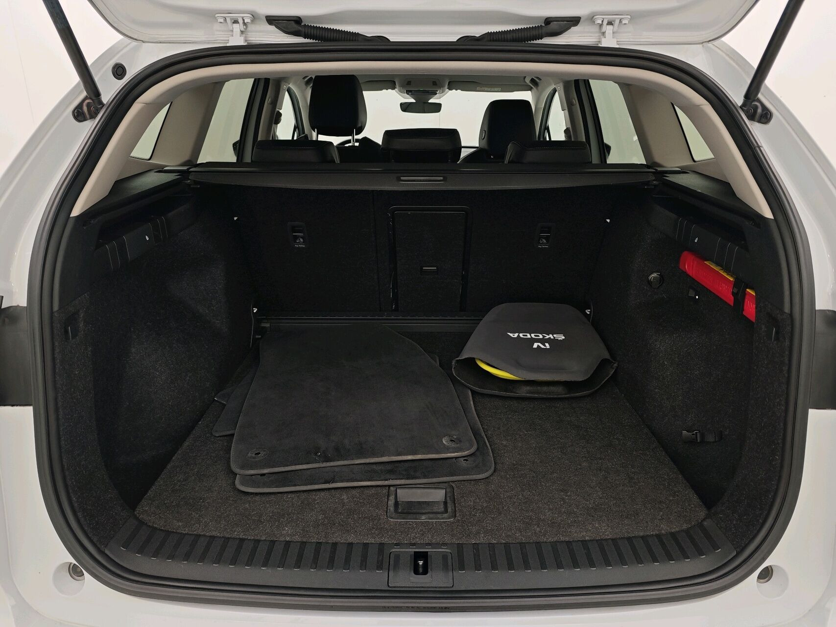 Hvid Skoda Enyaq fra 2023