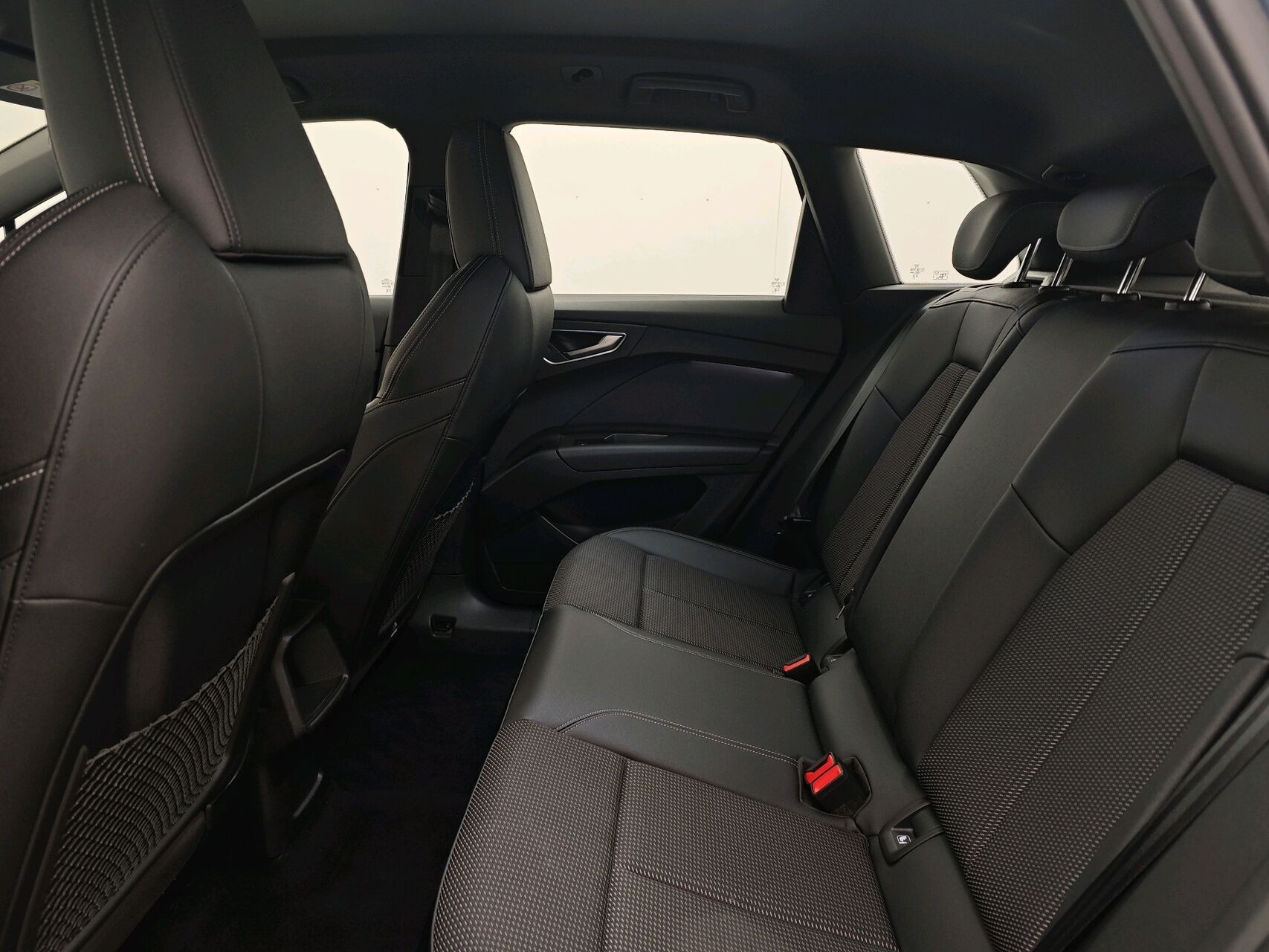 Blå Audi Q4 fra 2024