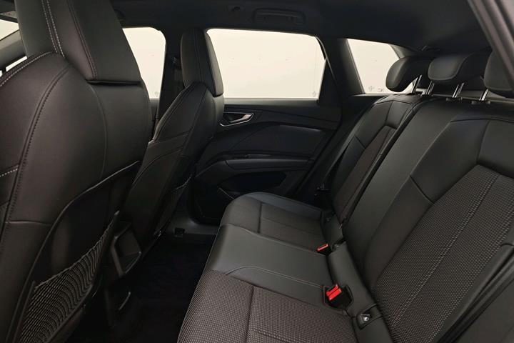 Blå Audi Q4 fra 2024