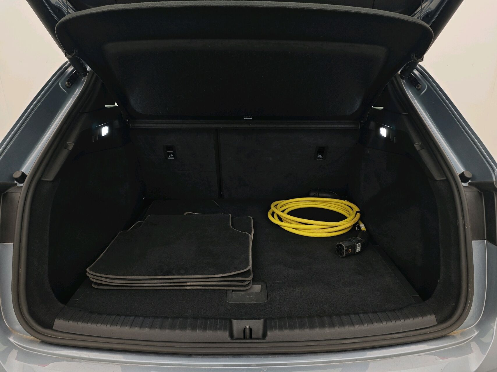 Blå Audi Q4 fra 2024