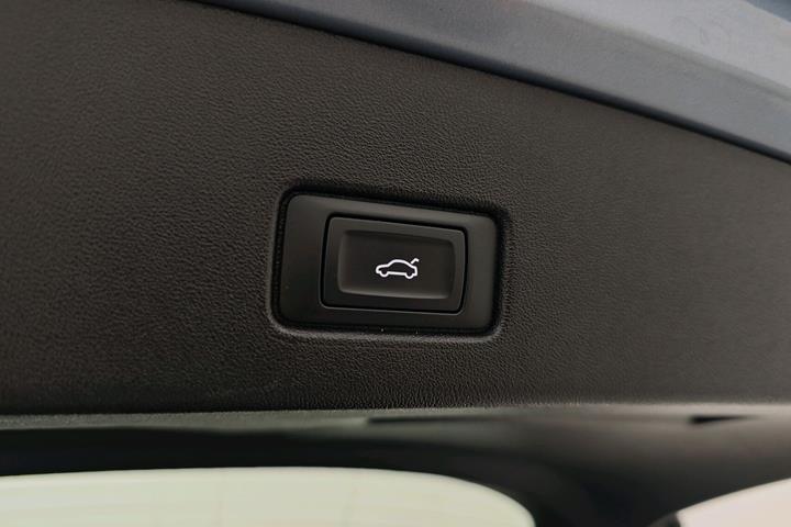 Blå Audi Q4 fra 2024