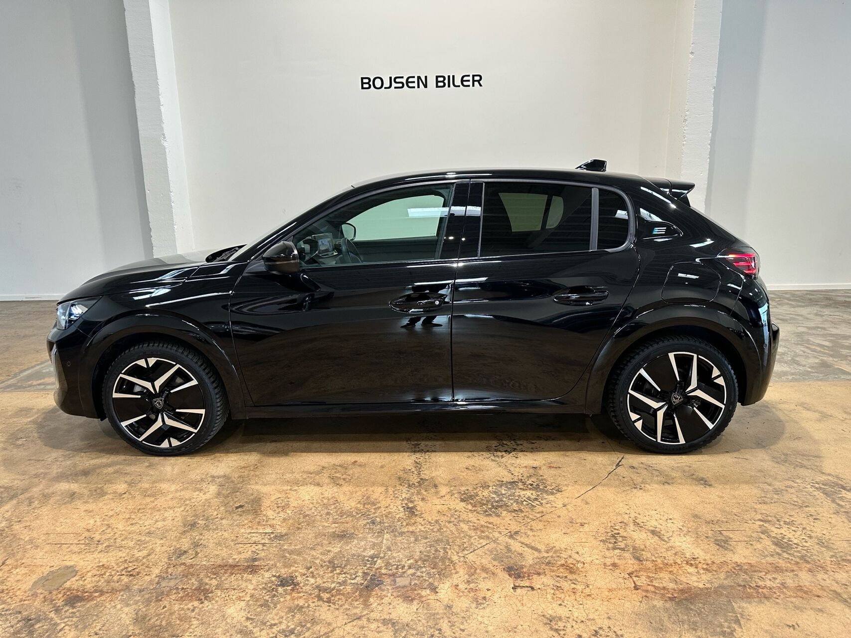Sort Peugeot e-208 fra 2024
