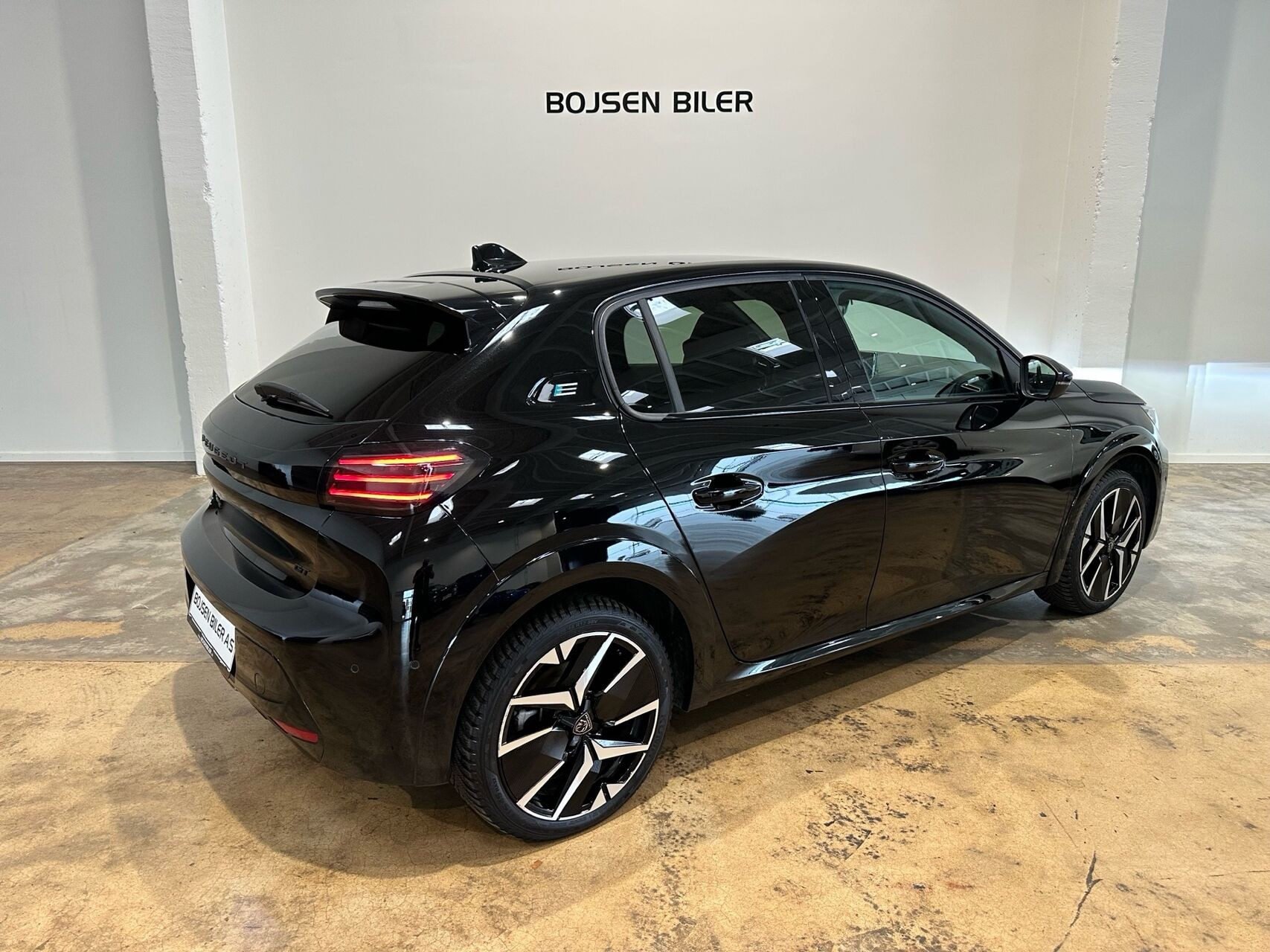Sort Peugeot e-208 fra 2024
