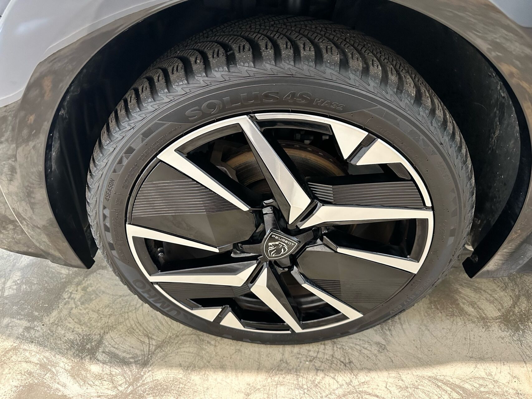 Sort Peugeot e-208 fra 2024