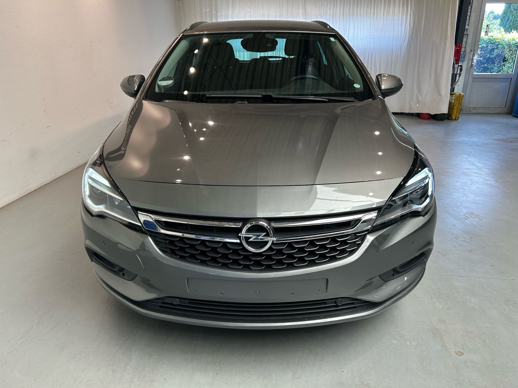 Grå Opel Astra fra 2016