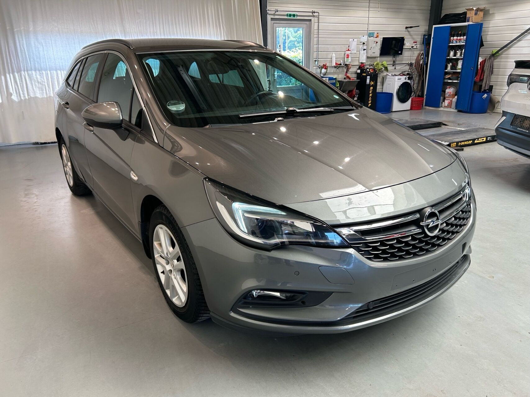 Grå Opel Astra fra 2016