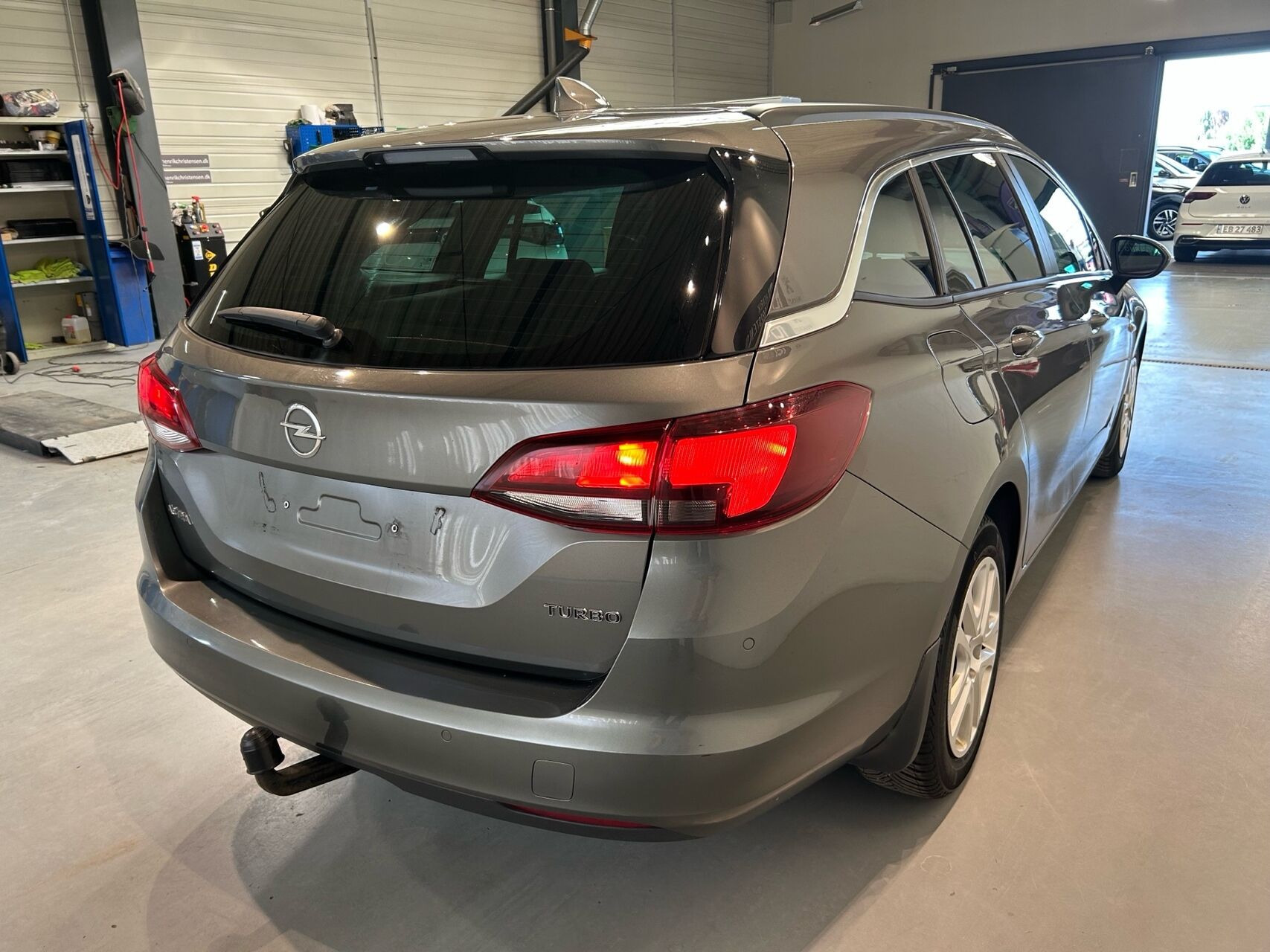 Grå Opel Astra fra 2016