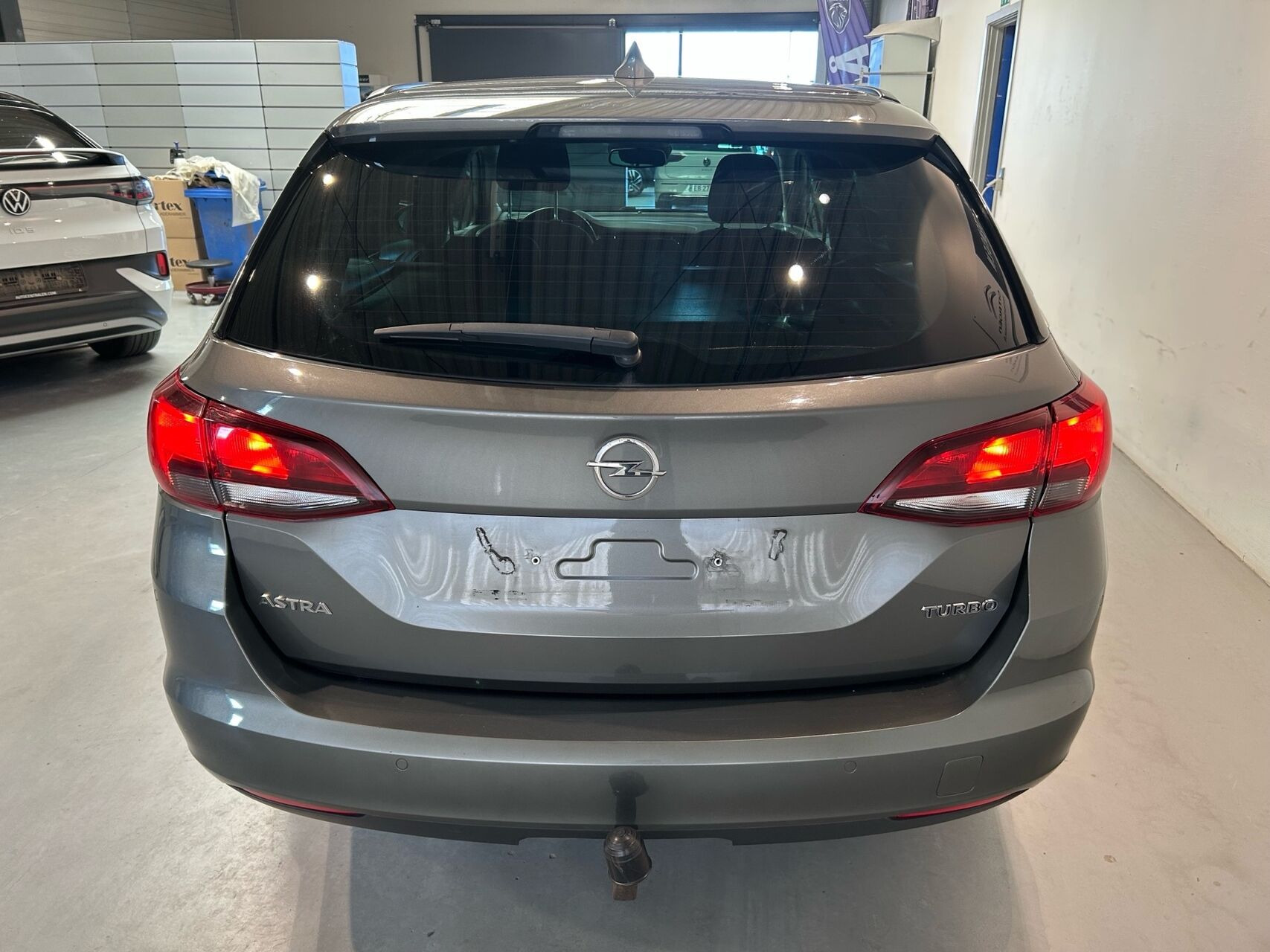 Grå Opel Astra fra 2016
