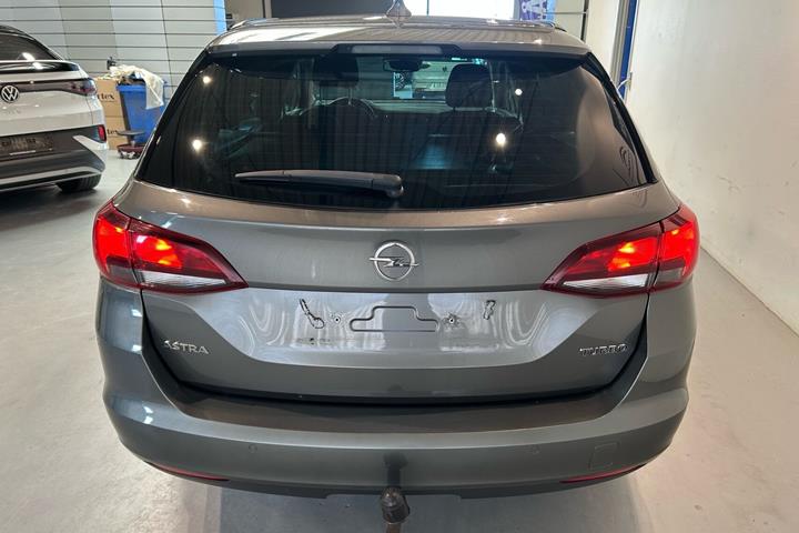 Grå Opel Astra fra 2016