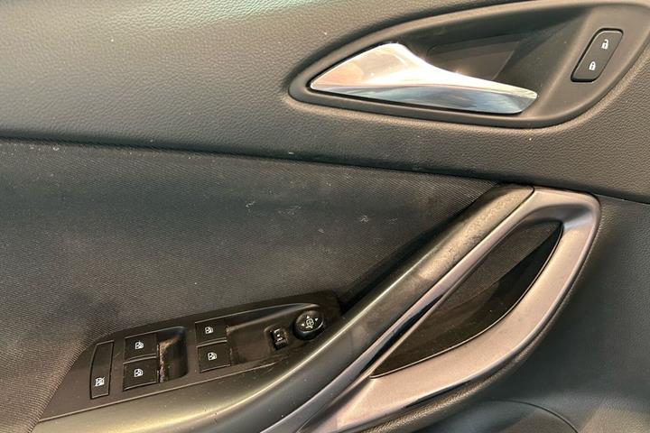 Grå Opel Astra fra 2016
