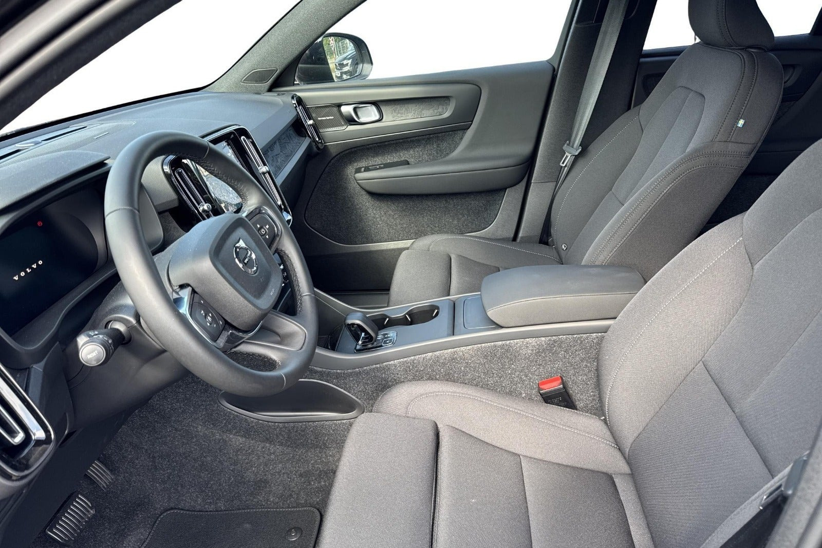 Sort Volvo EX40 fra 2025