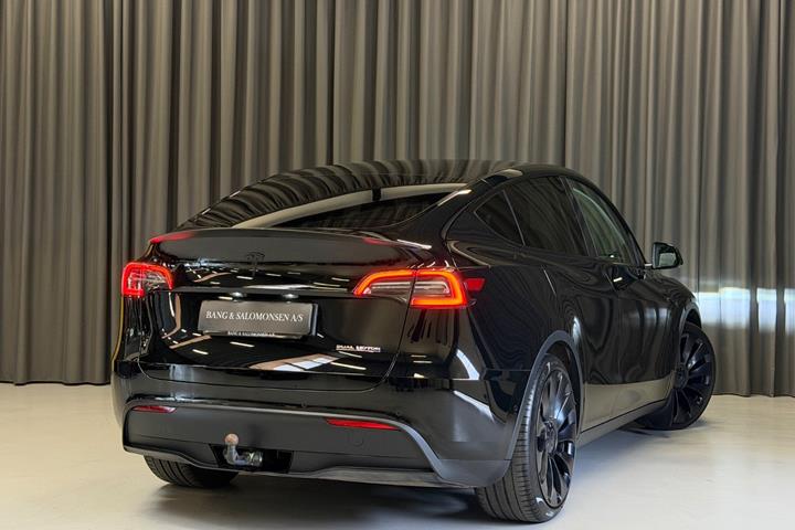 Sort Tesla Model Y fra 2022