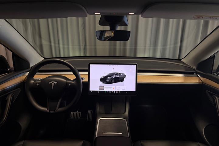 Sort Tesla Model Y fra 2022