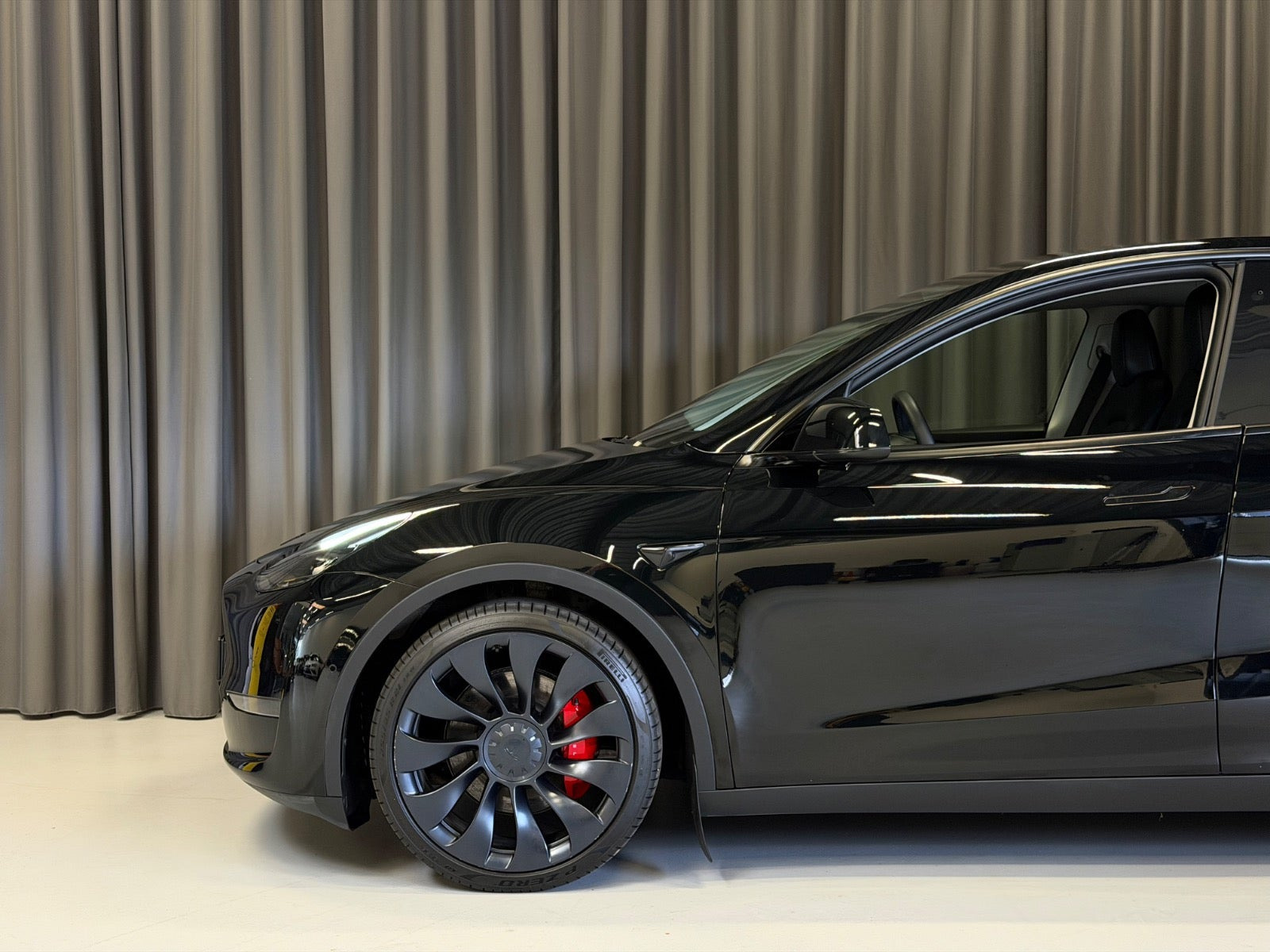 Sort Tesla Model Y fra 2022