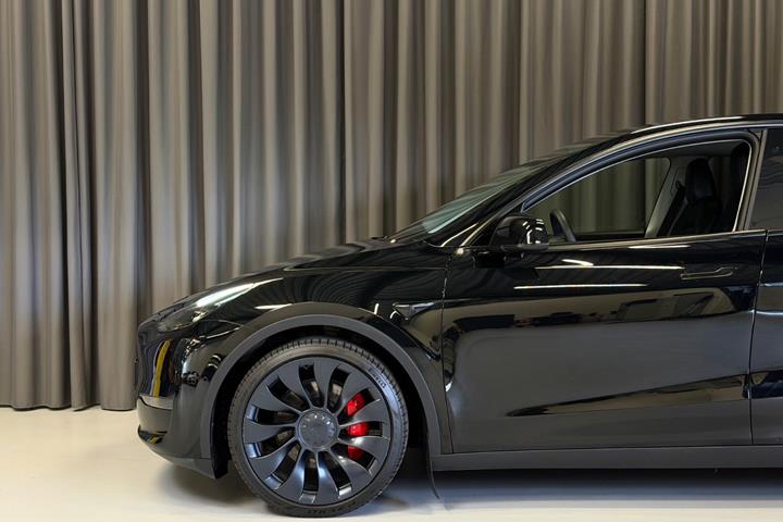 Sort Tesla Model Y fra 2022