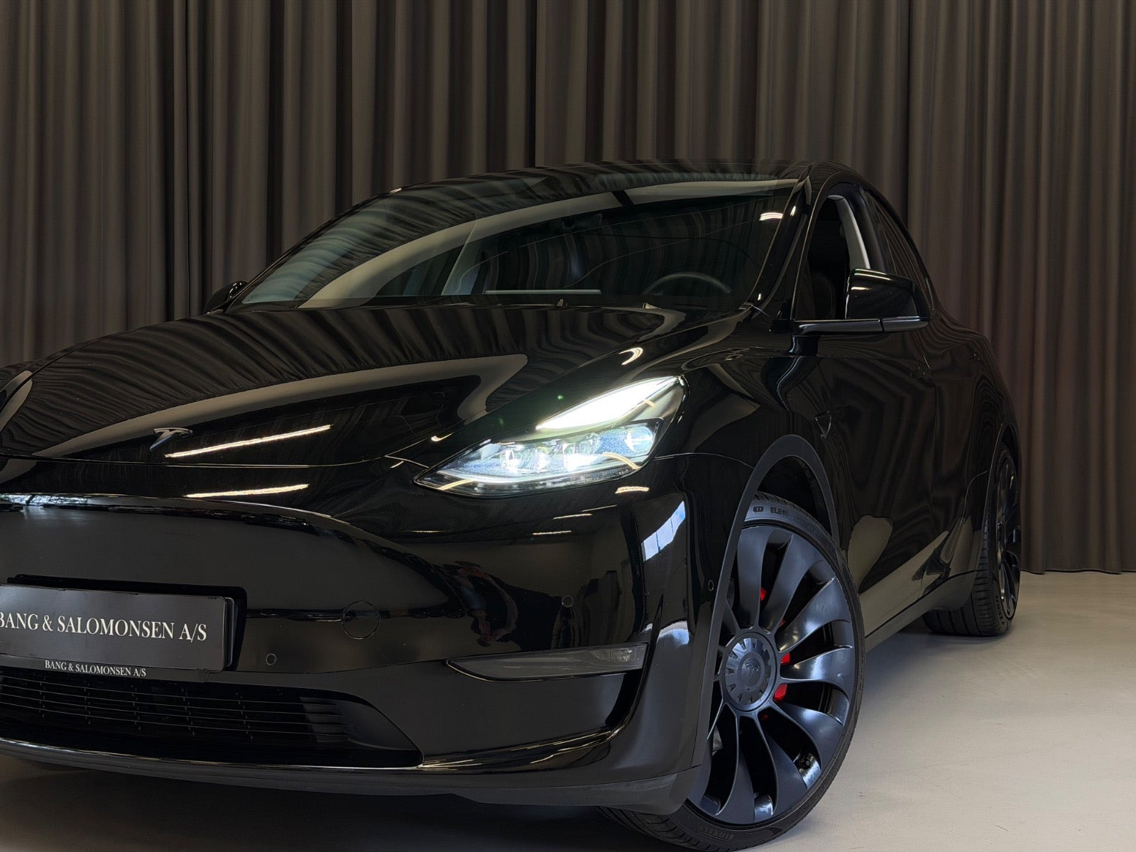 Sort Tesla Model Y fra 2022