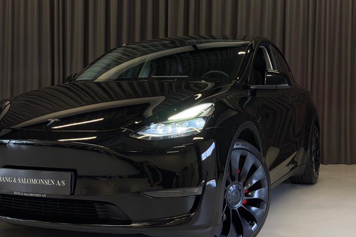 Sort Tesla Model Y fra 2022
