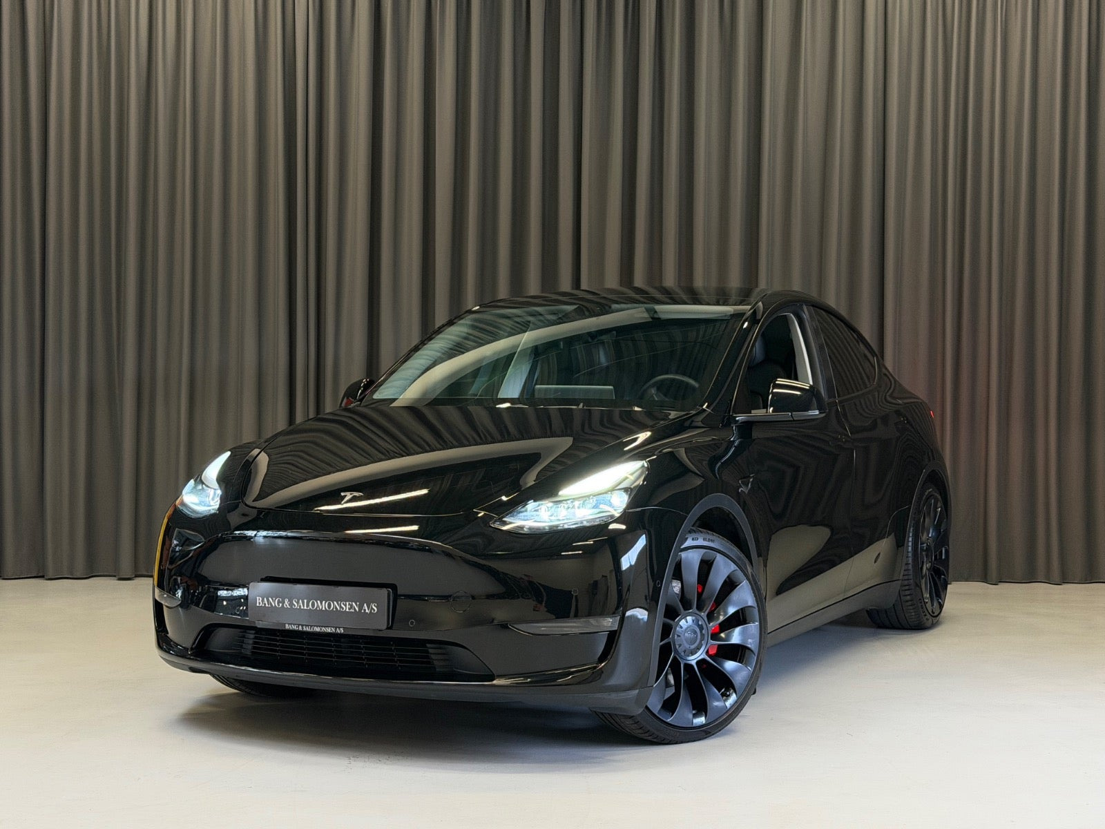 Sort Tesla Model Y fra 2022