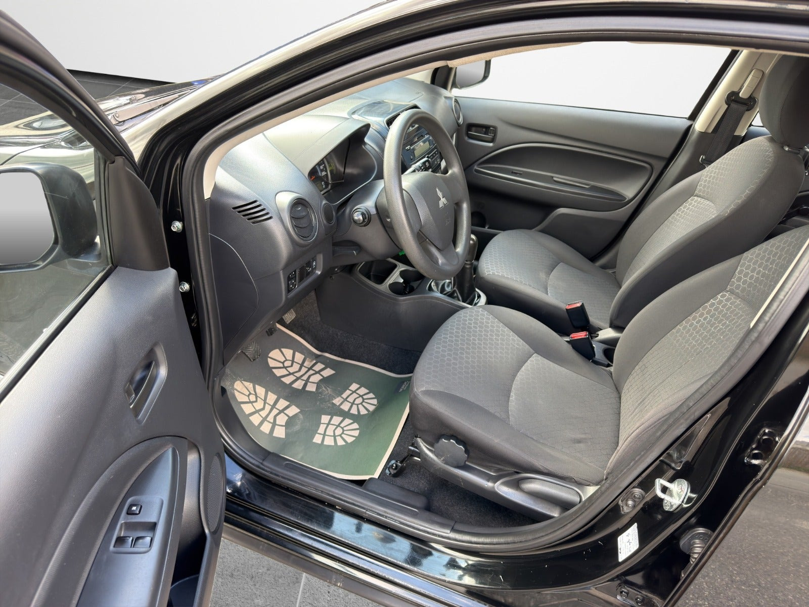 Sort Mitsubishi Space Star fra 2015