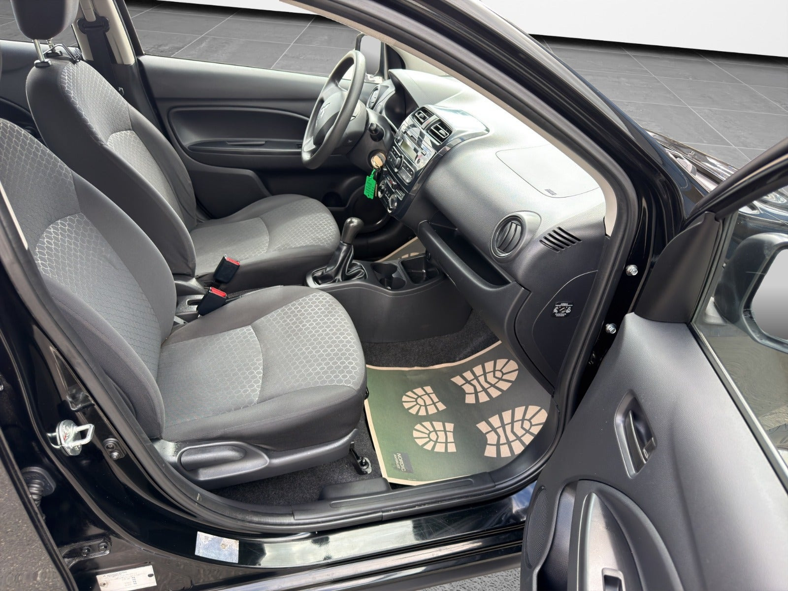 Sort Mitsubishi Space Star fra 2015