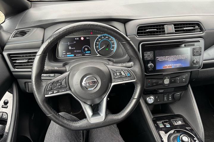 Hvid Nissan Leaf fra 2018
