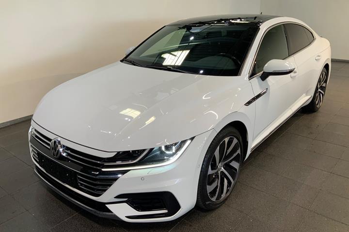 Hvid VW Arteon fra 2019 set udefra