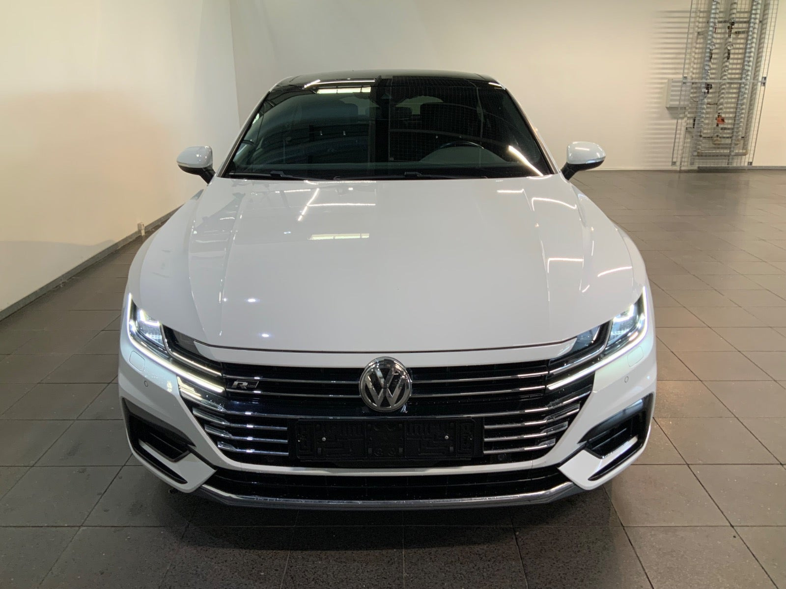 Hvid VW Arteon fra 2019