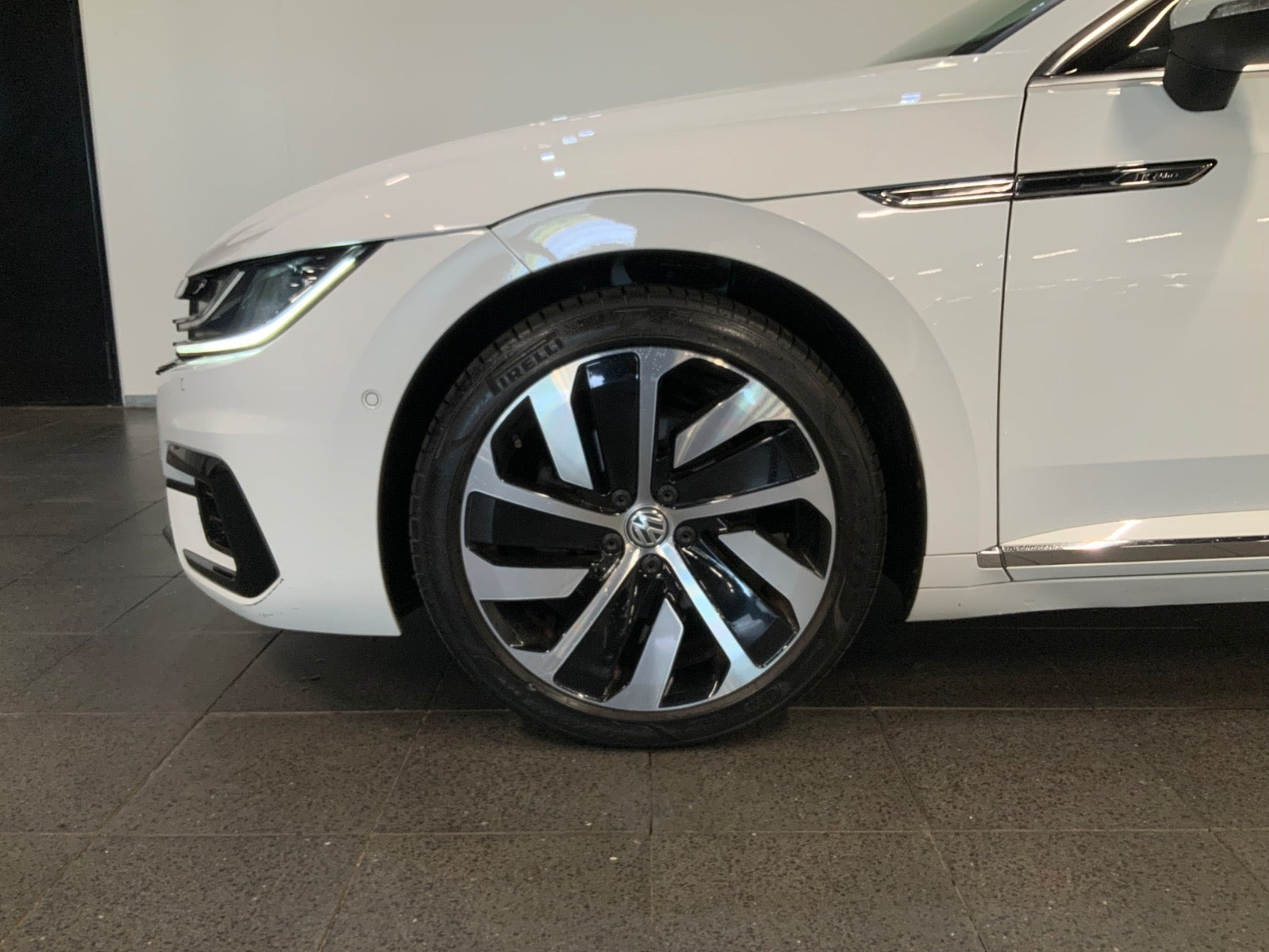 Hvid VW Arteon fra 2019