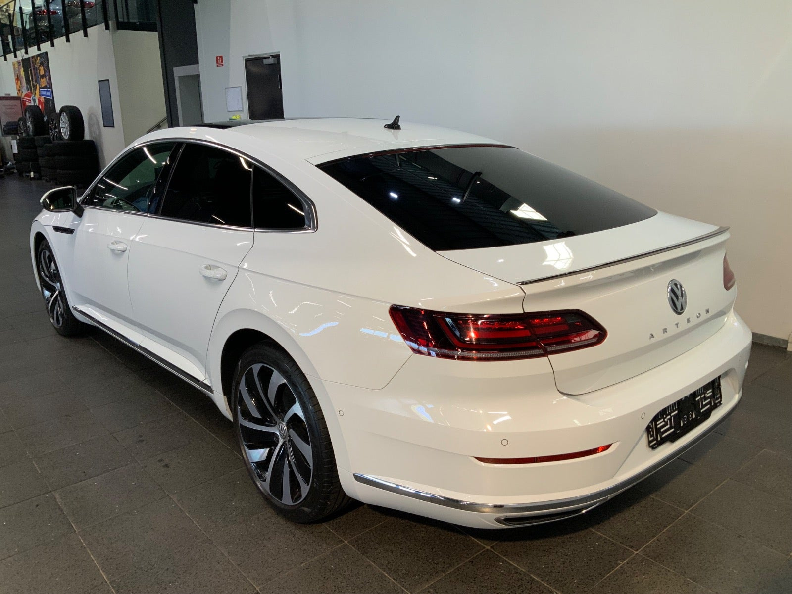 Hvid VW Arteon fra 2019