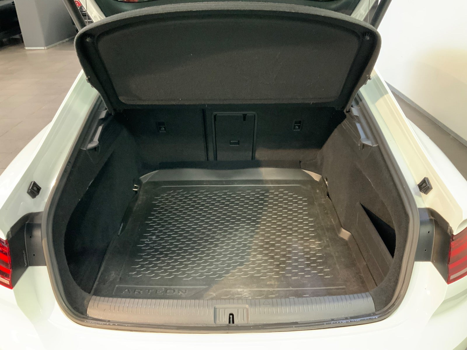 Hvid VW Arteon fra 2019