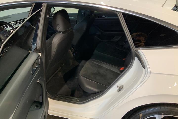 Hvid VW Arteon fra 2019