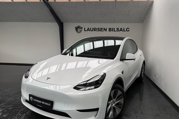 Hvid Tesla Model Y fra 2023