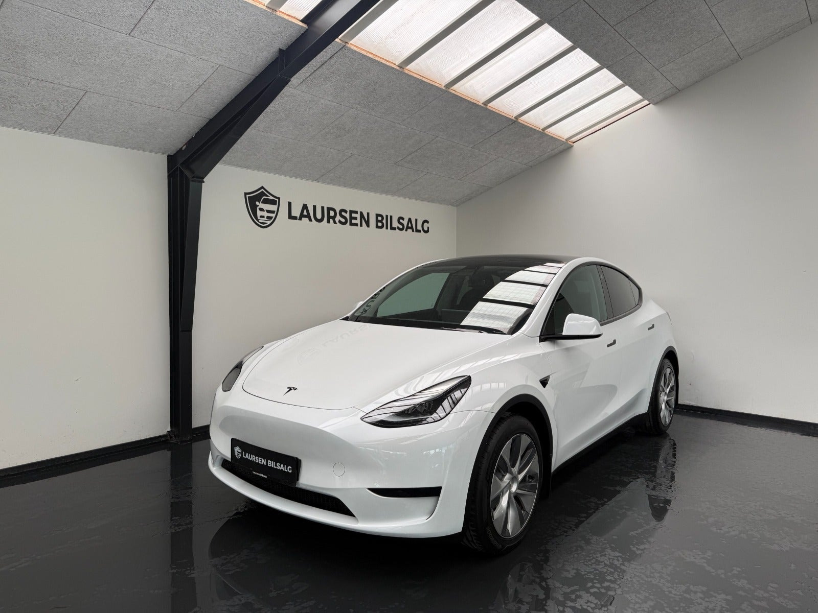 Hvid Tesla Model Y fra 2023