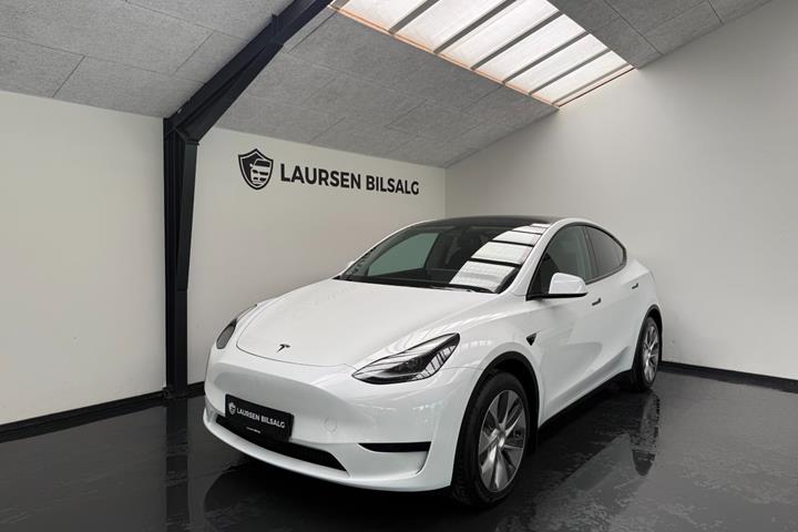 Hvid Tesla Model Y fra 2023