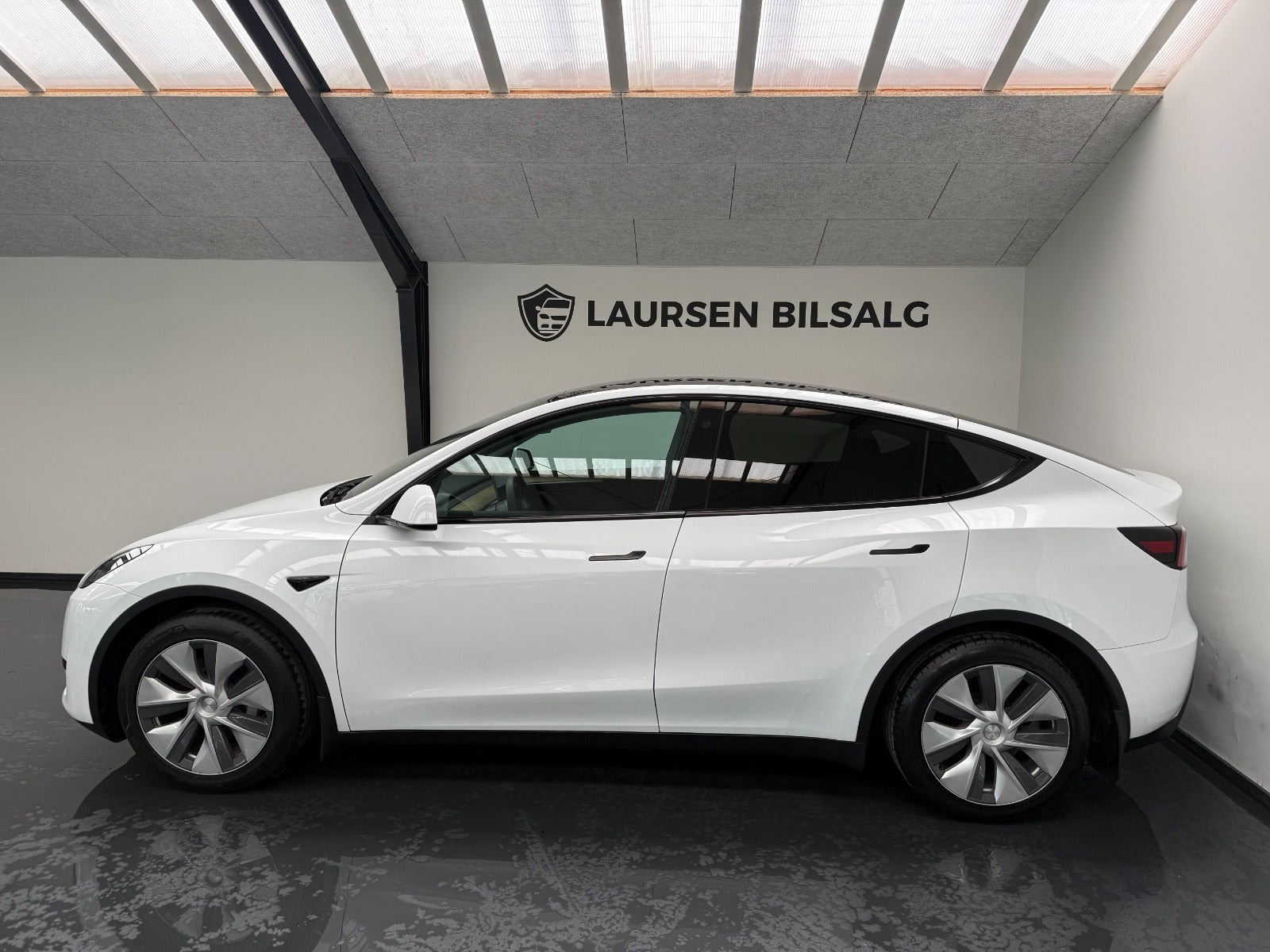 Hvid Tesla Model Y fra 2023