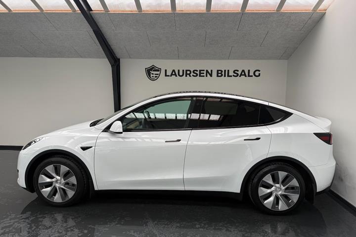 Hvid Tesla Model Y fra 2023