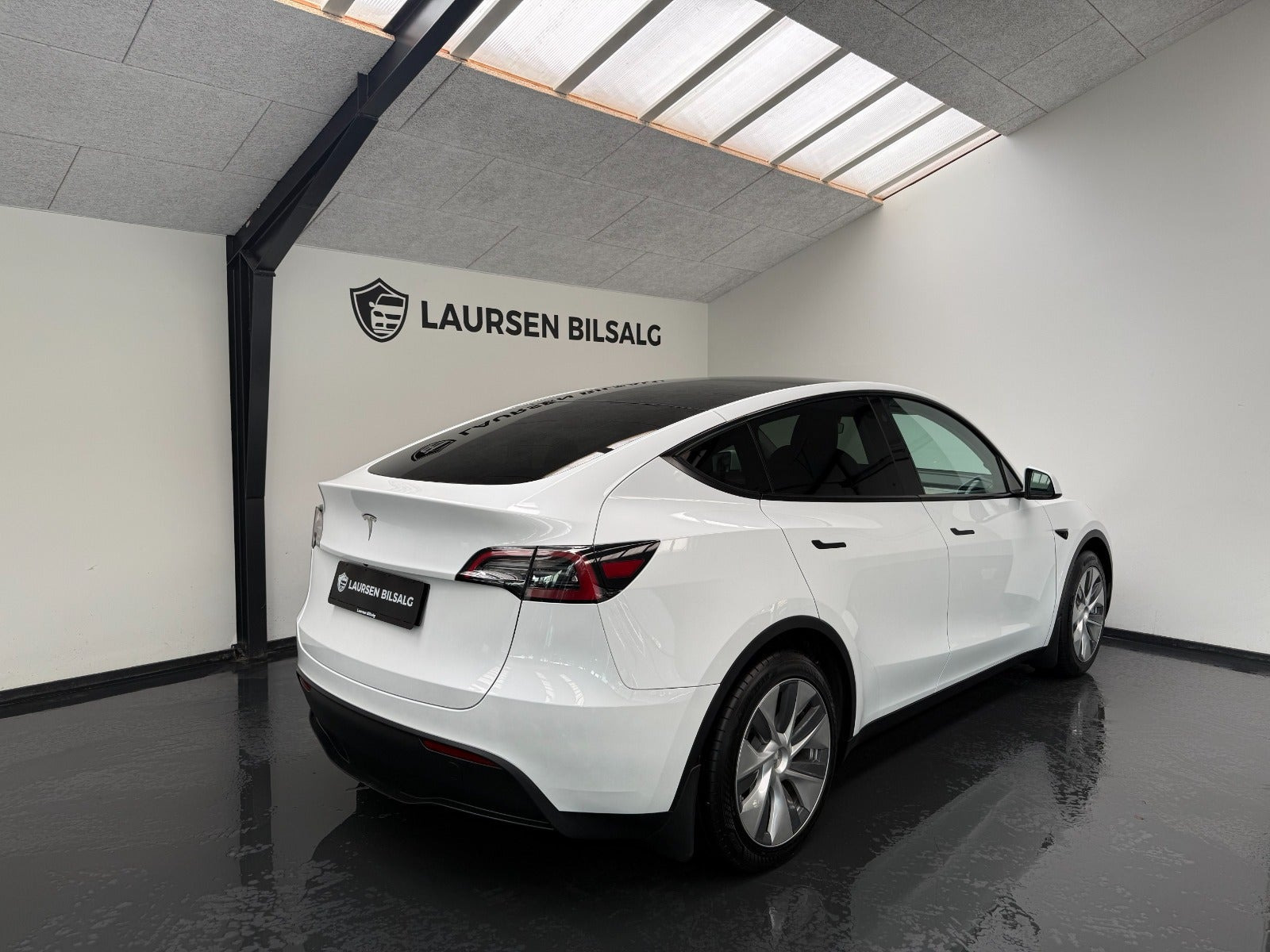 Hvid Tesla Model Y fra 2023