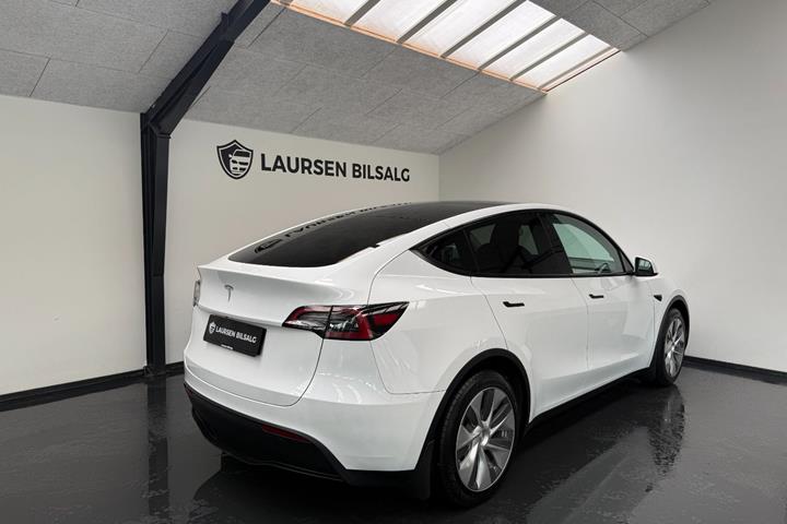 Hvid Tesla Model Y fra 2023